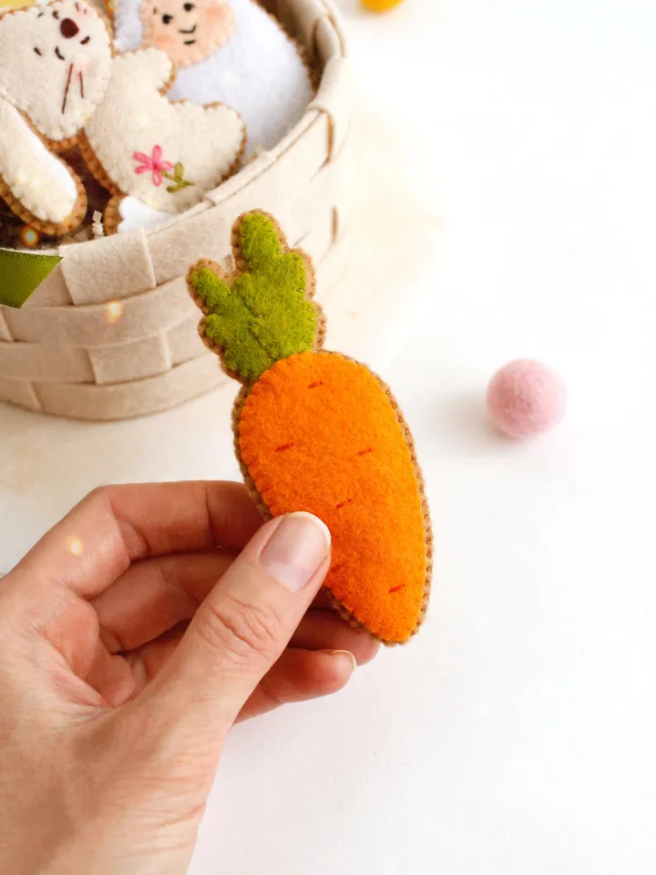 Felt basket with Easter cookies hand sewing PDF tutorial with patterns. DIY Easter ornament. Felt Easter table decoration