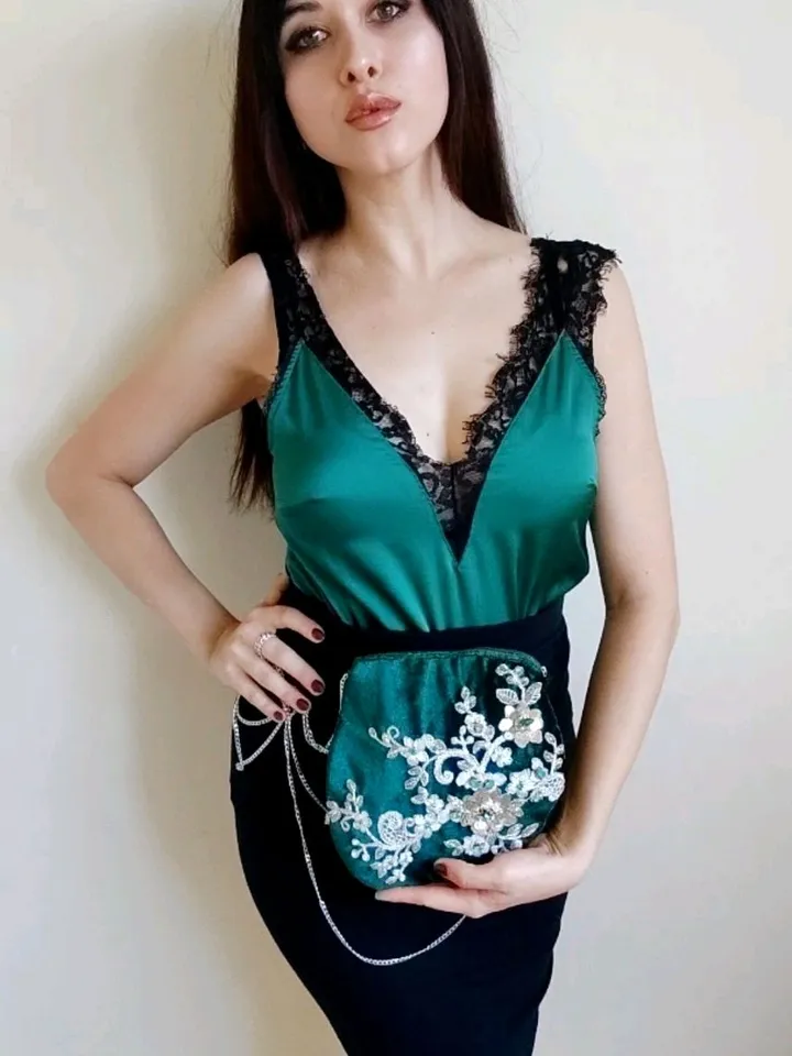 Emerald velvet handbag with embroidery on guipure with a chain