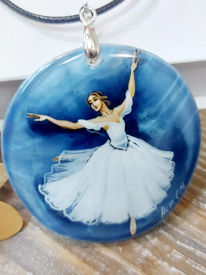 Mesmerizing Ballet Beauty: Captivating Round Mother-of-Pearl Pendant with Hand-Painted Ballerina - An Ode to the Graceful World of Dance