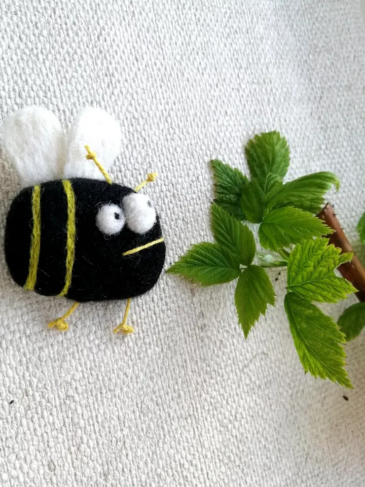 Black women's brooch Bee Original funny decoration for girls