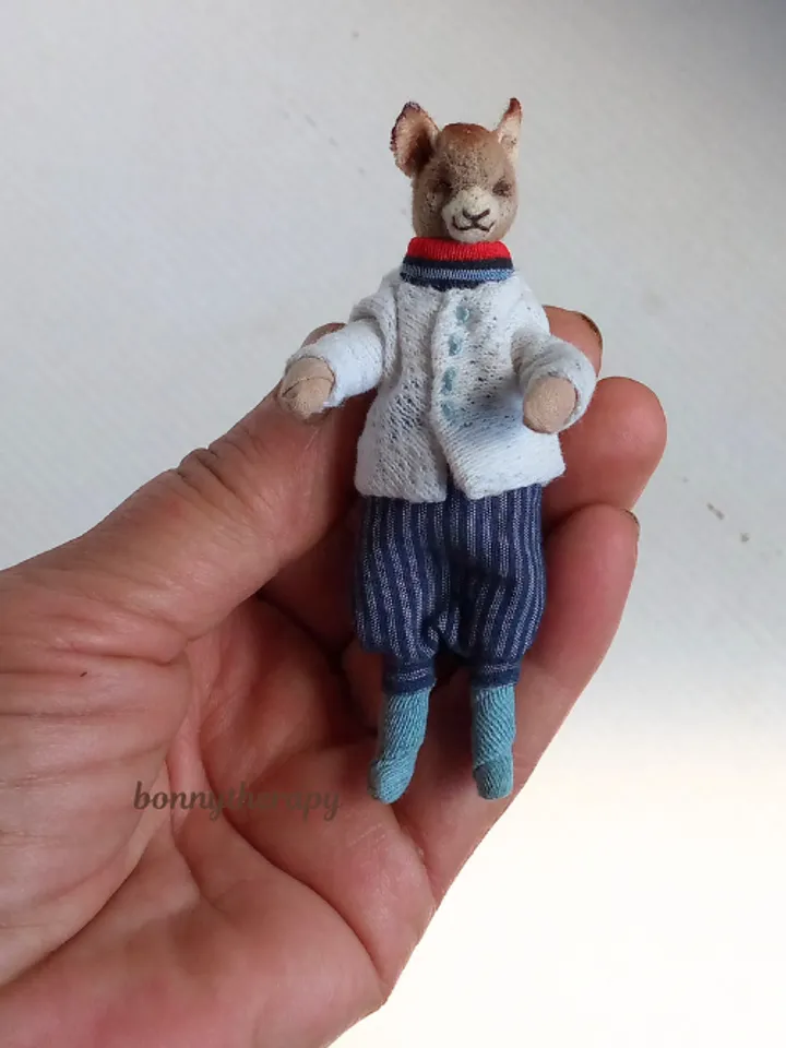 Miniature cat figurines 8.5 cm ( 3.2 inches ) high.