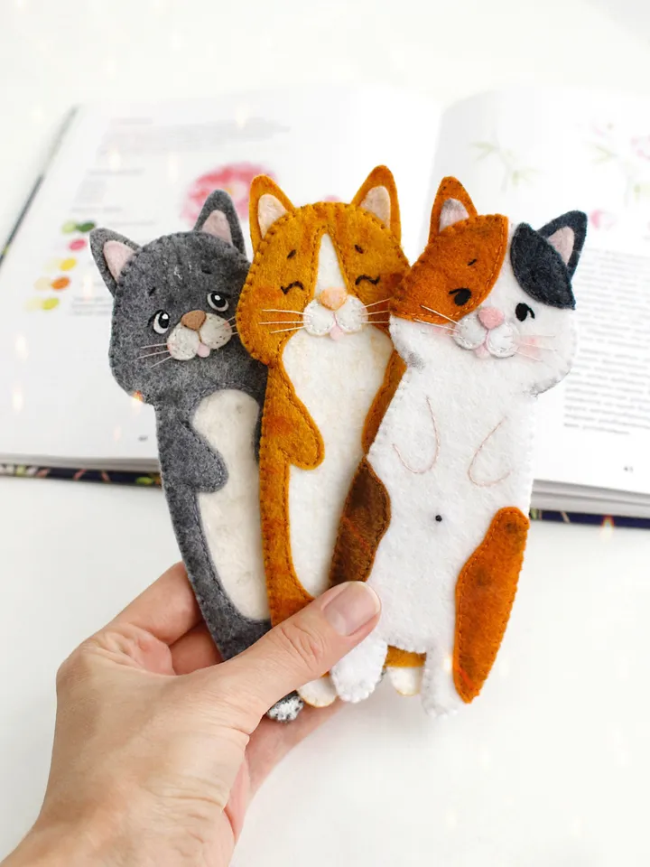 Felt long cats bookmarks hand sewing PDF tutorial with patterns. DIY cat bookmarks. Book and pets lover gift. Felt school supplies