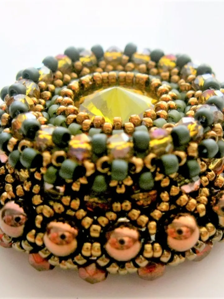 Round bead brooch
