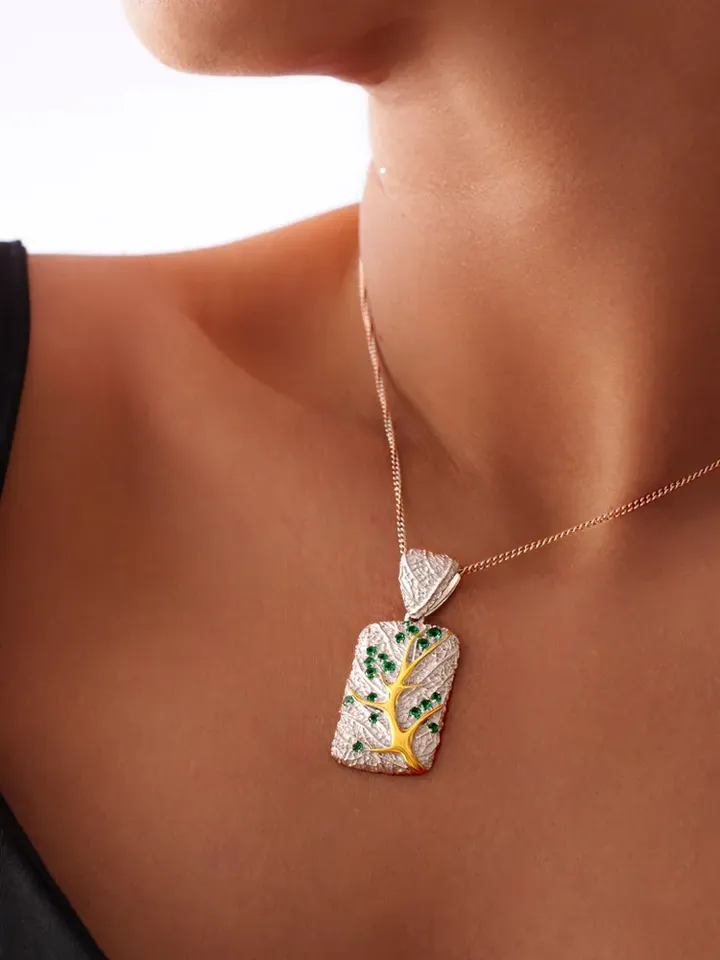 Women's neck pendant 925 sterling silver with scattering of nano-emeralds