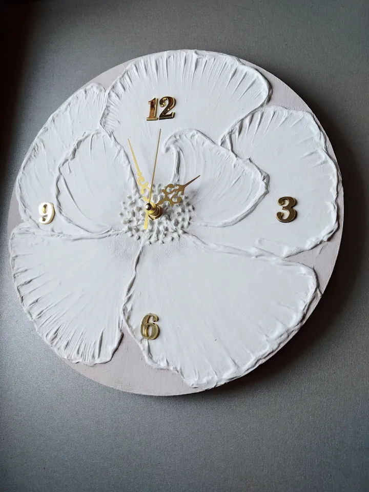 Wall clock with white flower on gray background Round clock Silent clock for bedroom, living room or nursery Gift for Christmas, Birthday, Mother's Day, Wedding, Housewarming