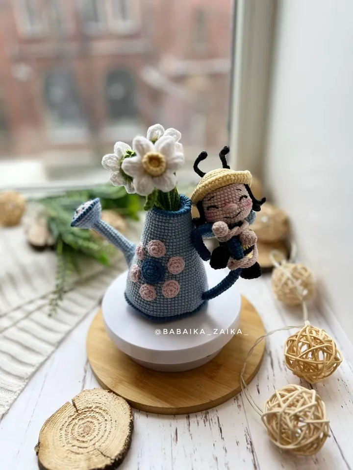 PDF Crochet Pattern Spring Watering Can with a Baby Bee, Amigurumi Decor pattern, Crochet bee, Cute Bee, Doll pattern, Small Baby Toy Patter