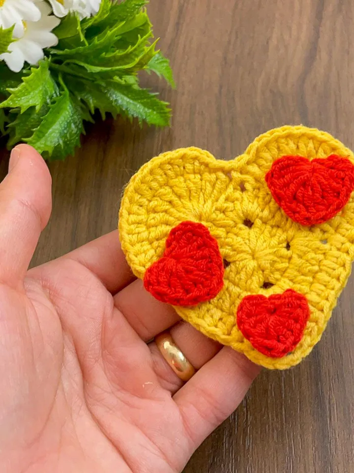 Crochet Heart Pattern, Cute Emoji Design for Heart-Shaped Motifs, Perfect DIY Gift Idea for Crocheting Enthusiasts