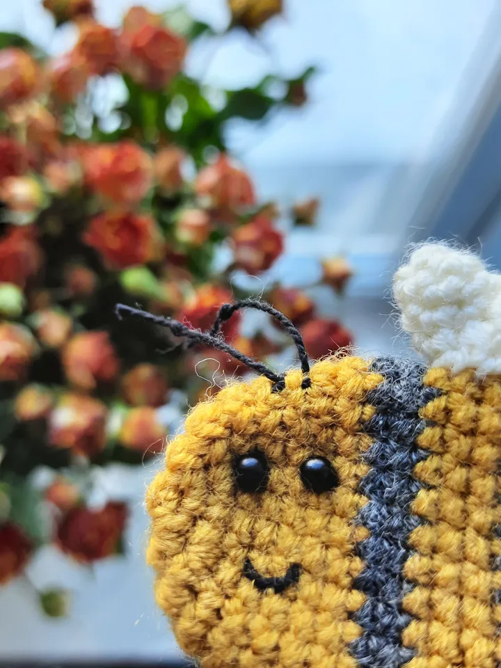 FREE Amigurumi Bee keychein. Bee keychain crochet pattern. Broosh BEE amigurumi PDF pattern