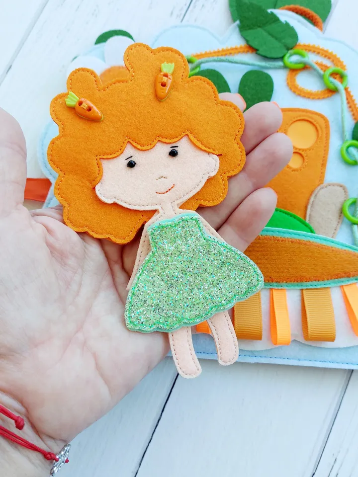 Carrot Dollhouse Felt Dollhouse Kids Dollhouse with Clothes and Food Set Portable Fabric Doll Room