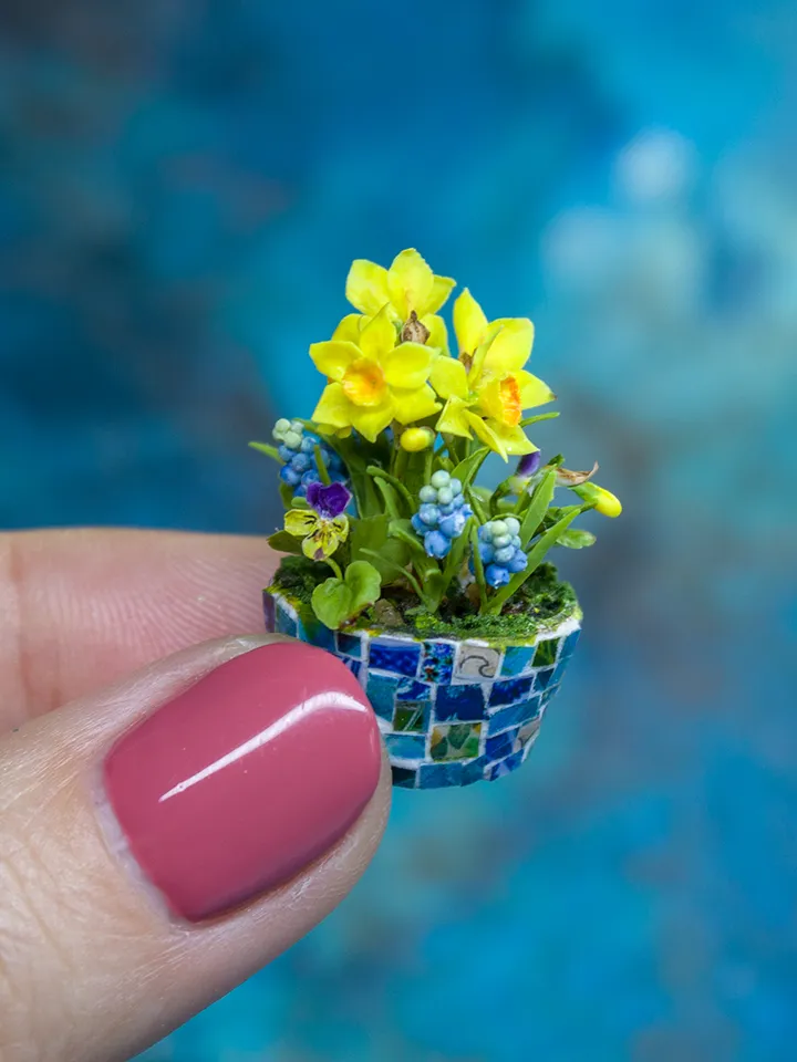 MINIATURE daffodils, muscari and pansies in a mosaic pot | Dollhouse miniatures