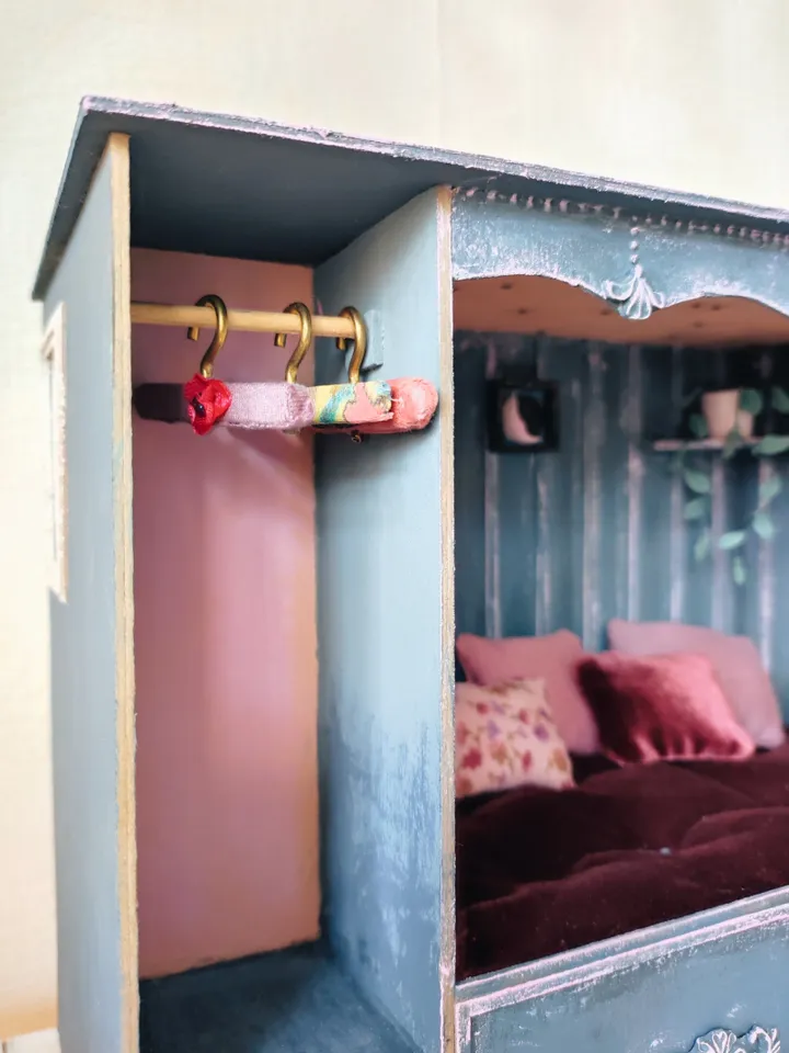 Roombox Doll Bed 1/12 Shabby chic royal blue