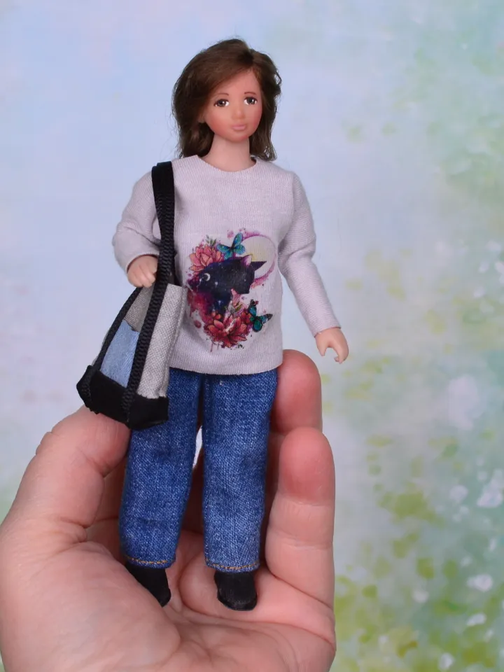 Miniature lady doll in 12th scales