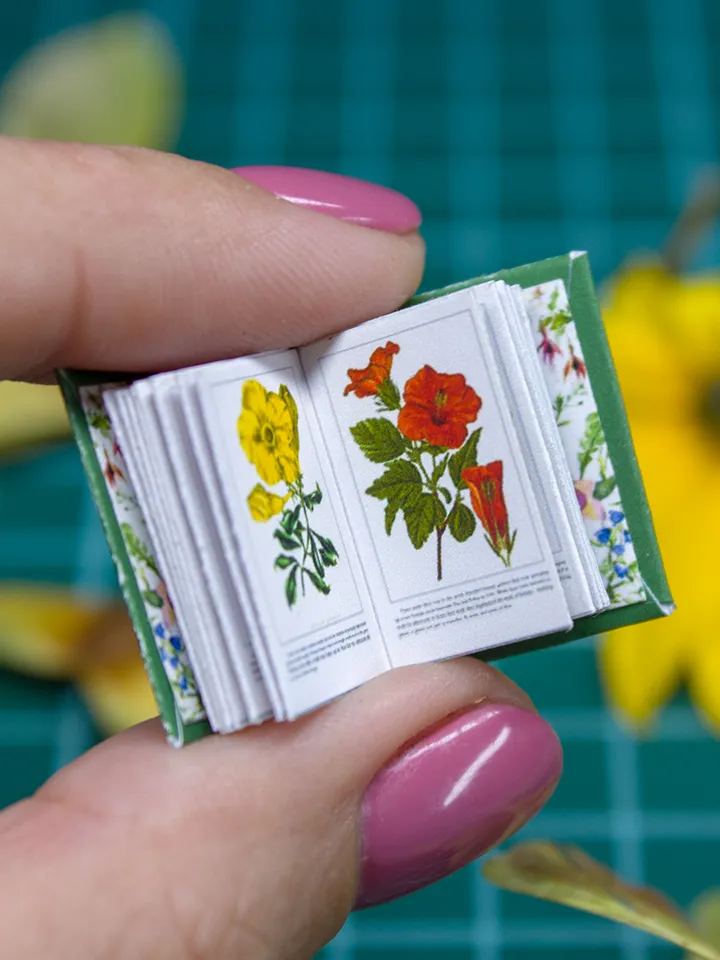 TEMPLATE Miniature botanical art book