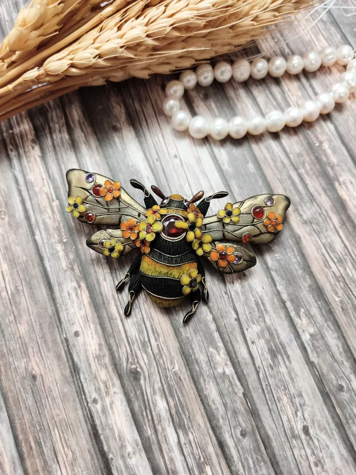 Bumblebee brooch, bee brooch, insect brooch, black and yellow insect jewelry, handmade jewelry
