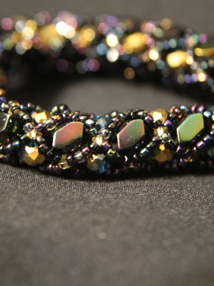 Beads necklace made of geometric hematite and emerald beads