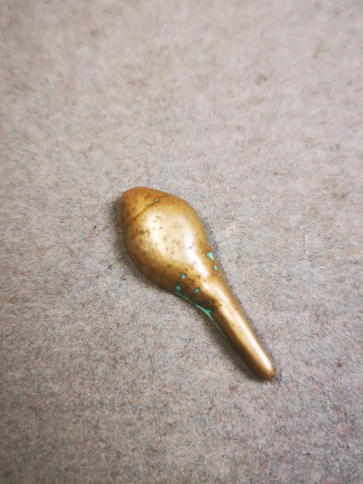 Gandhanra Handmade Small Shankha(Divine Conch) Badge,Tibetan Buddhist Protective Amulet Pendant,Made of Lima Brass