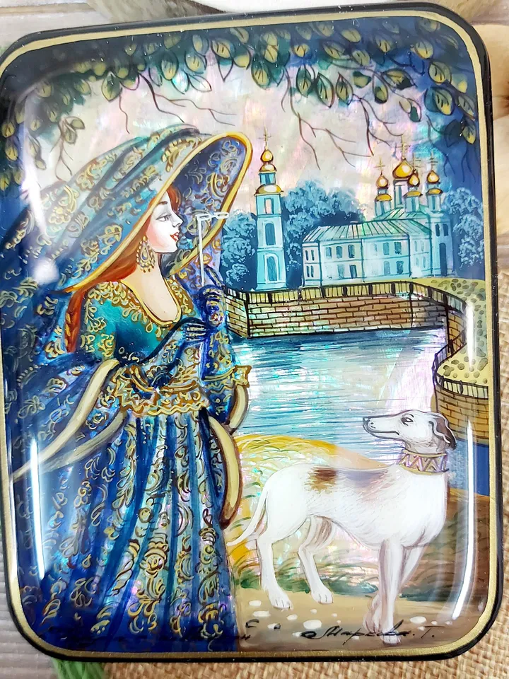 Beautiful Lacquer Box "The lady in the hat", Hand painted miniature painting jewelry box Mother of pearl Papier mache Art gift Fedoskino
