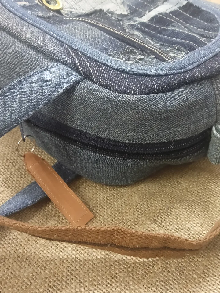 cute boston bag made of eco-friendly materials, denim bag made from recycled jeans, shoulder bag, crossbody bag, 4 pockets and adjustable strap with carabiners. crazy patchwork front,