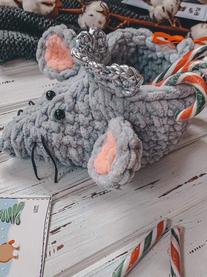 Crochet basket boot mouse, gray plush interior storage, gift wall hanging