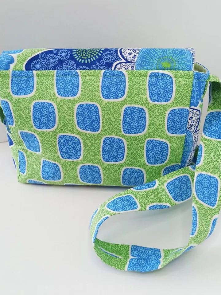Women's shoulder bag made of natural cotton.