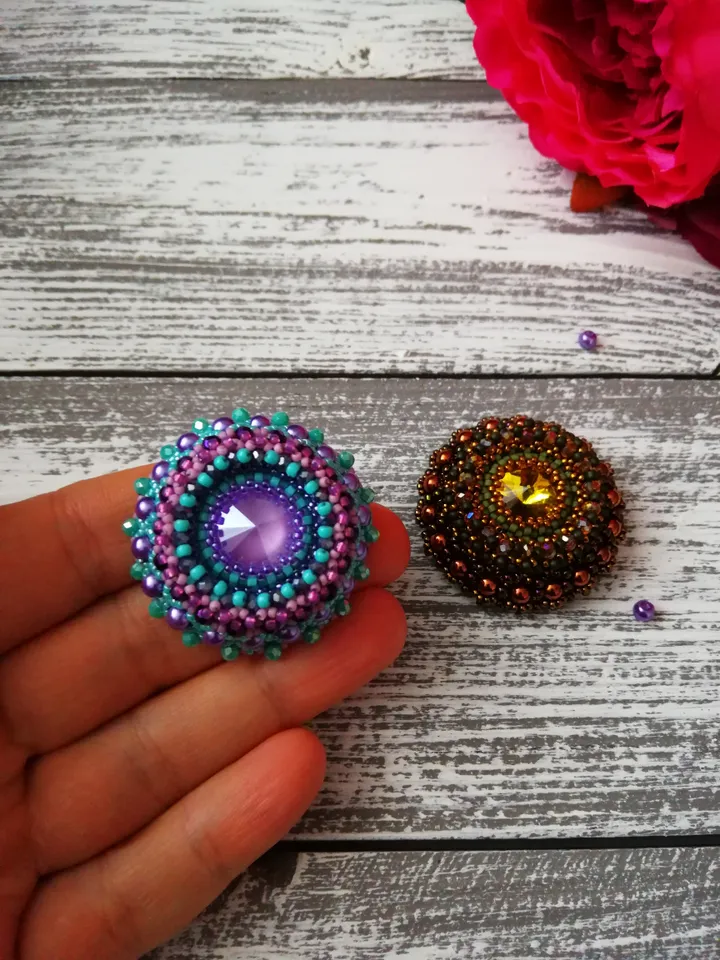 Round bead brooch