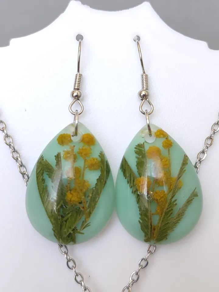 Delicate spring mint colored costume jewelry set with flowers