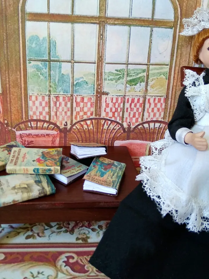 Books. A set of books. 6 items.1:12 scale.