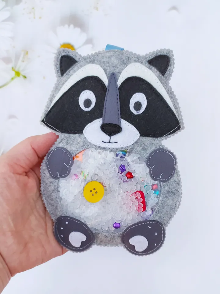 Raccoon I spy bag pattern for toddlers, I spy game, Busy Bag activity tutorial, Autism sensory toys for kids, Felt toy pattern, Travel Toys