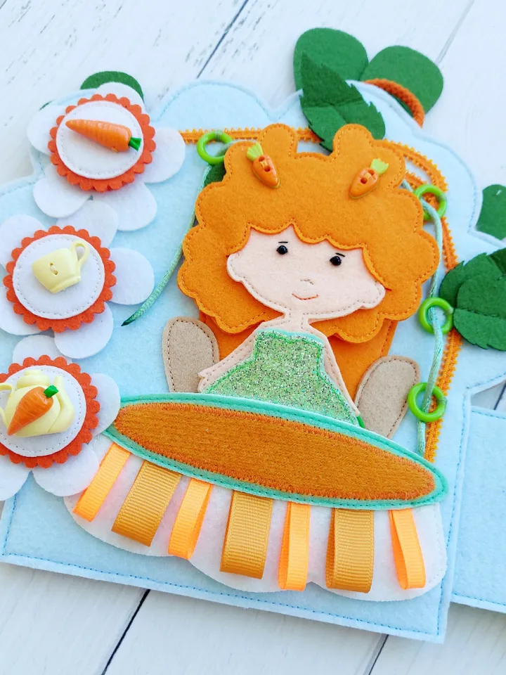 Carrot Dollhouse Felt Dollhouse Kids Dollhouse with Clothes and Food Set Portable Fabric Doll Room