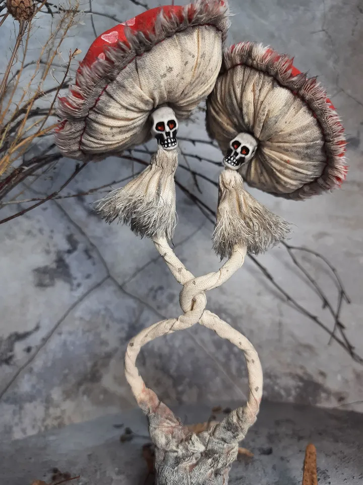 Couple in love Creepy mushrooms for Valentines day decor Gothic Halloween decor Skull mushroom figurine Spooky couple gift Gothic love decor