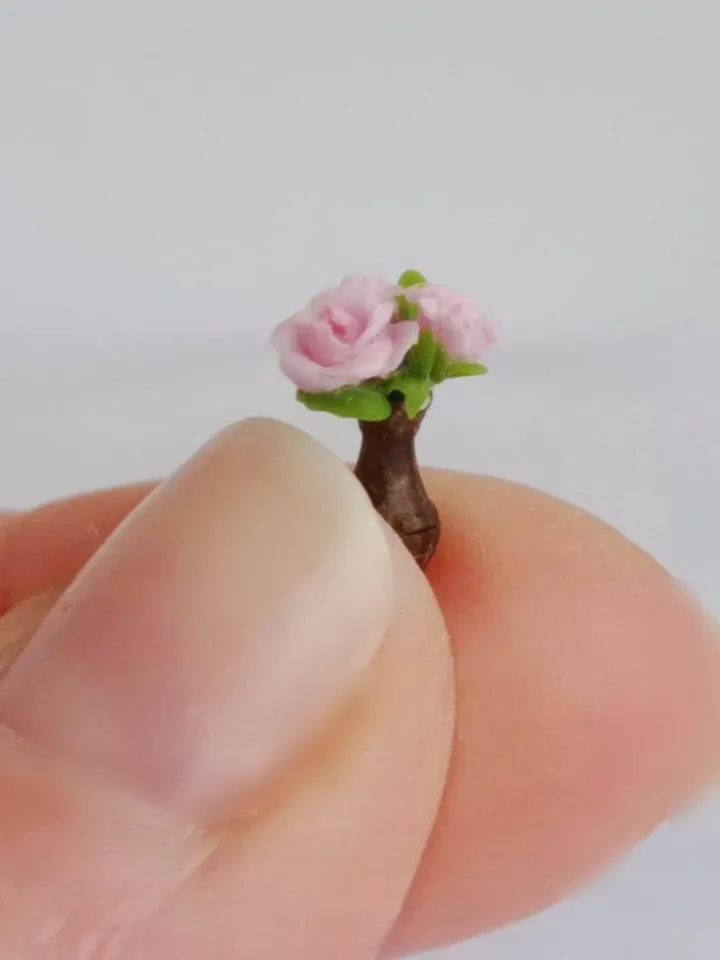 Miniature: three pink roses in a vase for a dollhouse in 1/48 and 1/24 scale