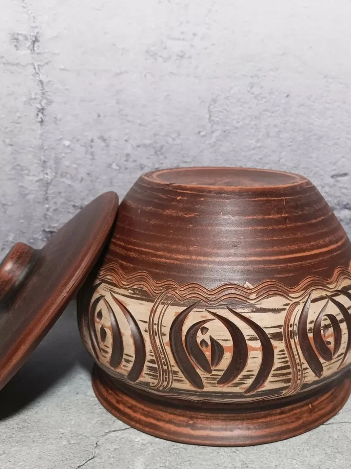 Ceramic casserole with a lid 135.25 fl.oz Handmade from red clay Carved pattern