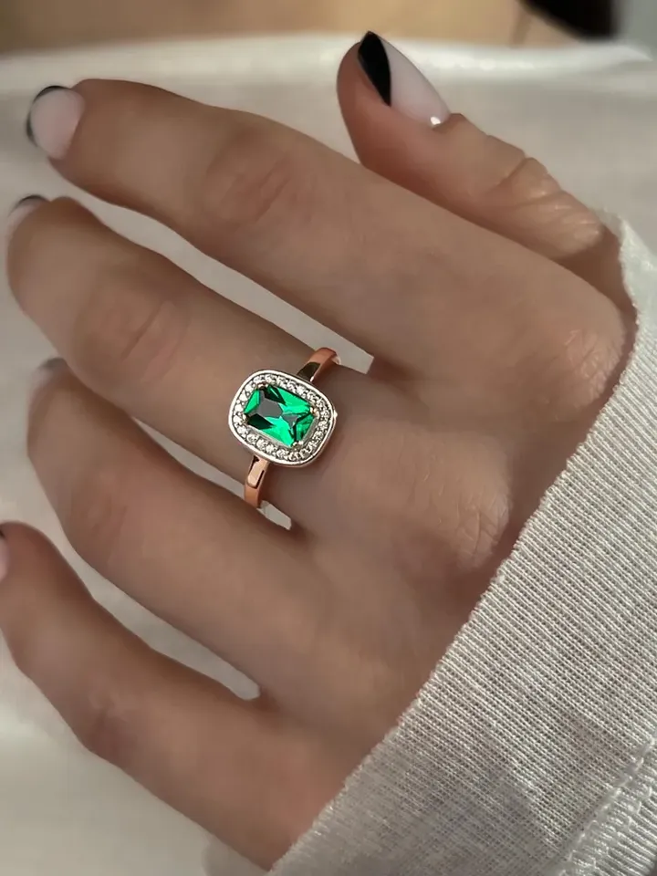 Ring silver 925, with emerald and cubic zirconia