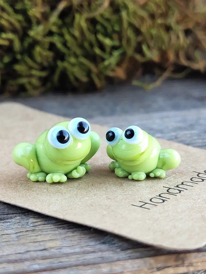 Frog gifts Frog figurine Tiny frog miniature, mini glass frog figurine, micro frog sculpture, small reptile figure Frog ornament Frog decor