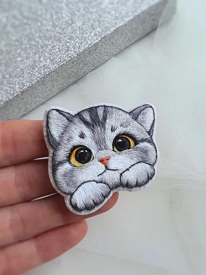 Kitten Brooch. Hand-embroidered brooch, artistic satin stitch.