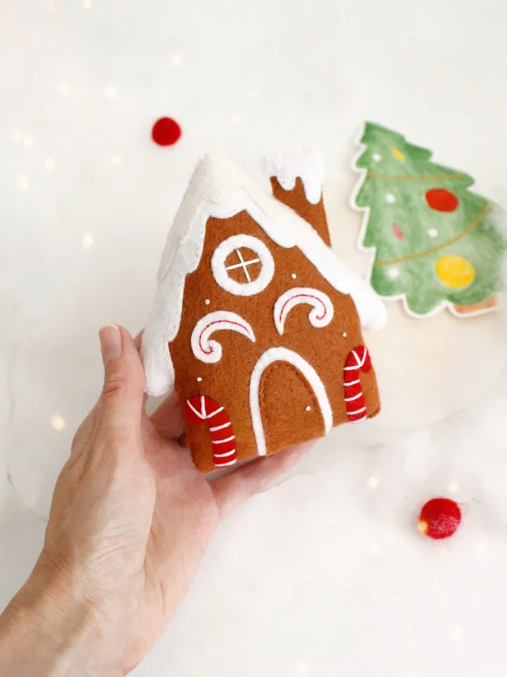 Felt gingerbread boy and girl hand sewing PDF tutorial with patterns. DIY Christmas tree ornaments. Soft toy pattern