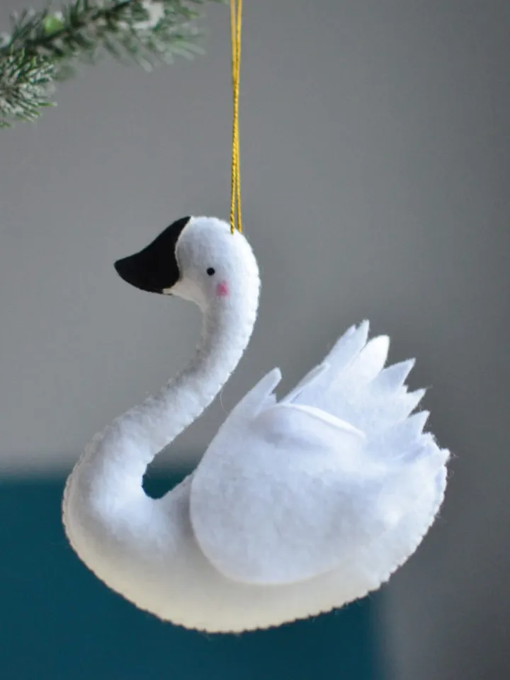 Swan ornament hand sewing for Baby room decoration, DIY baby mobile or Christmas ornament