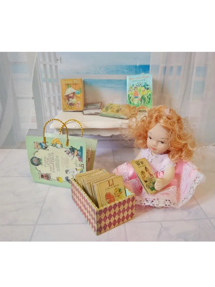 Books. A set of books. 6 items.1:12 scale.