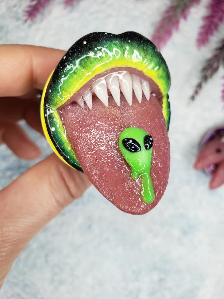 Only to be custom made (orders being taken for the middle of February 2025) Spiky teeth Galaxy alien phone grip (not swappable)