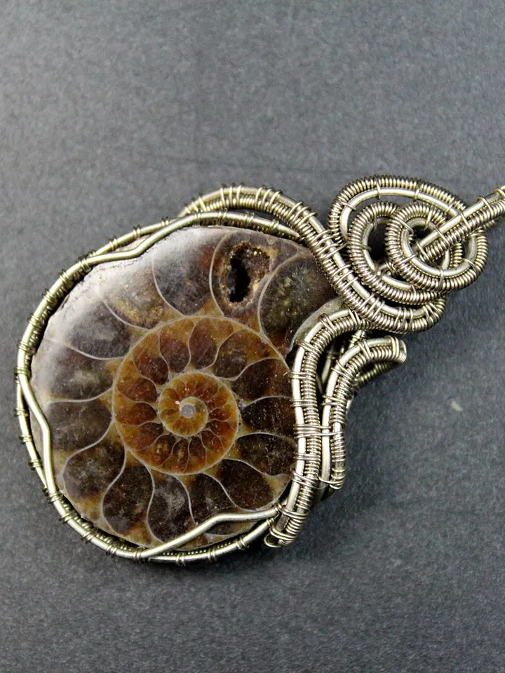 Handmade pendant made of natural ammonite and nesilber wire