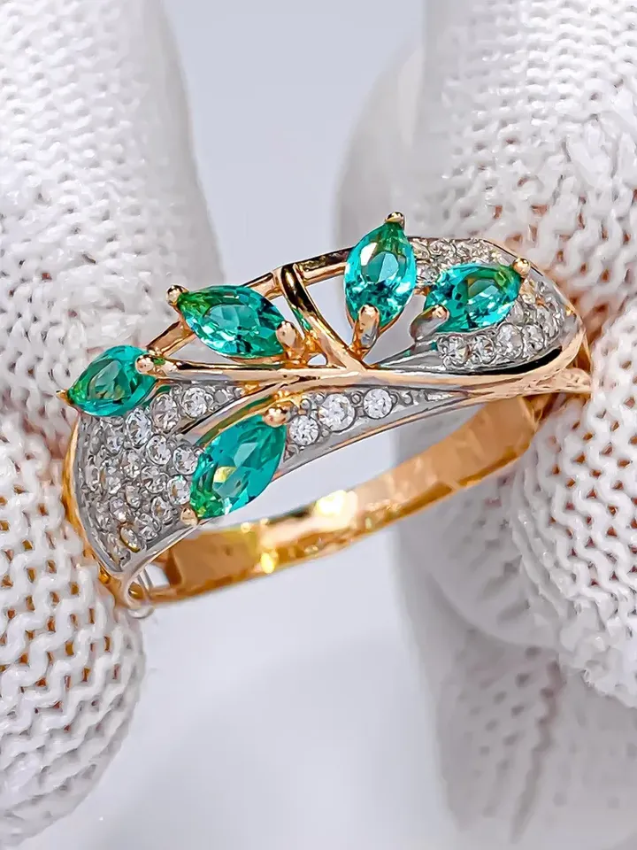 Ring made of 925 silver (585 gold coating), with paraiba and white cubic zirconia