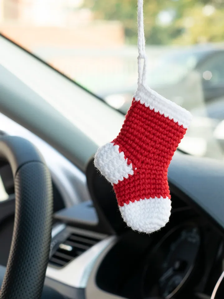Crochet Christmas wreath car accessory for women, rear view mirror charm, car pendant, cute winter car hanging car decor