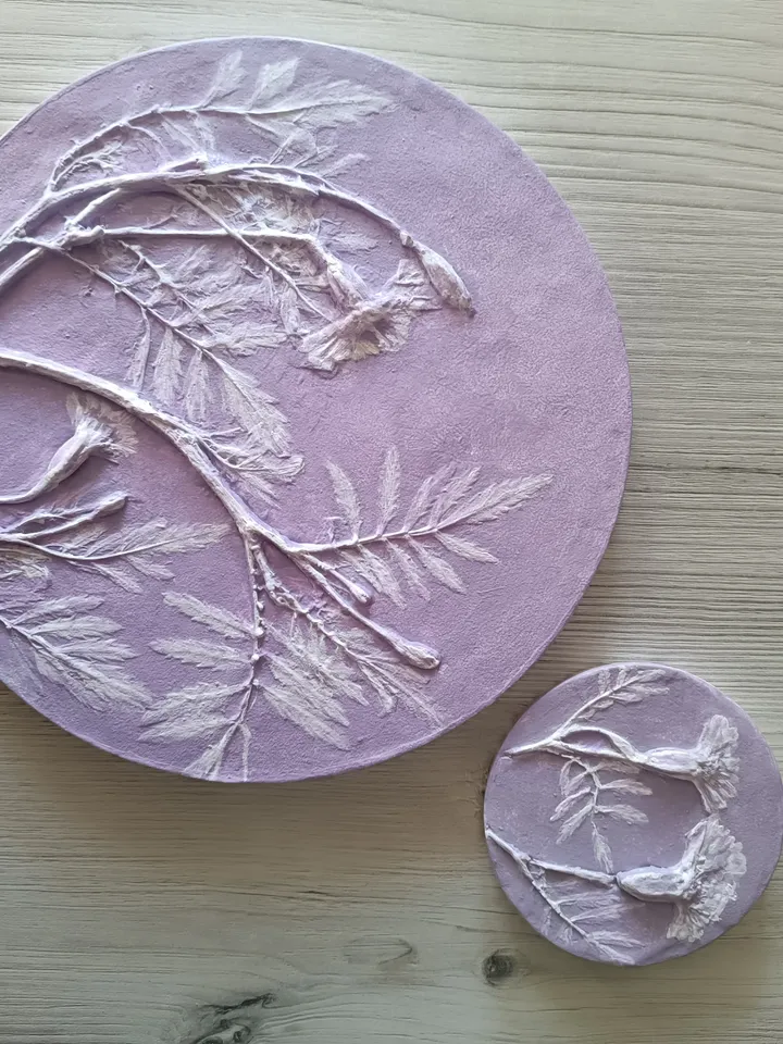 Botanical bas-relief depicting a velvet tree