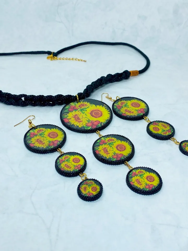 Handmade jewelry set. Bright sunflowers. Author's jewelry.Set of handmade jewelry. Author's design. Bright summer set consisting of earrings and pendant.