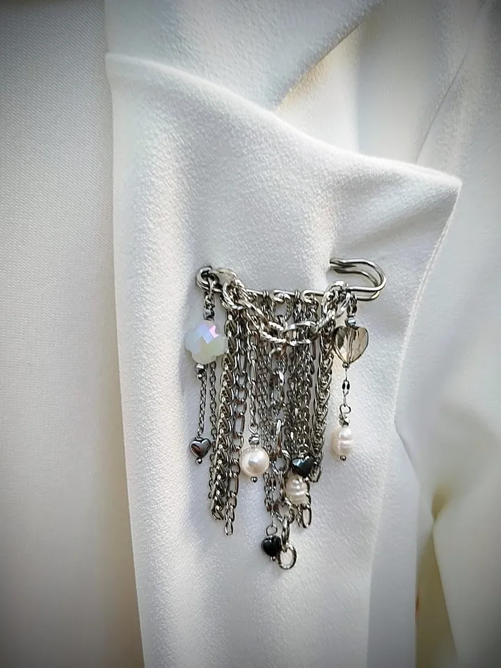 Handmade colar pin brooch with chains, natural pearls and hearts