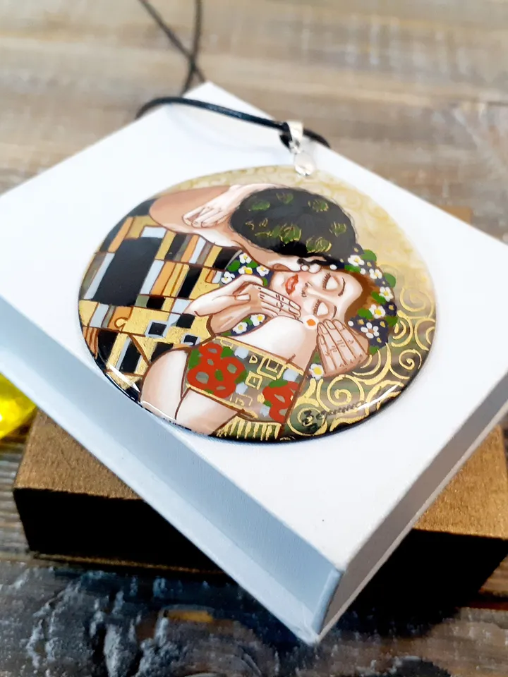 Pearl pendant necklace: The Kiss by Gustav Klimt painted on mother of pearl pendant • Aesthetic gift jewelry for passion couple in love