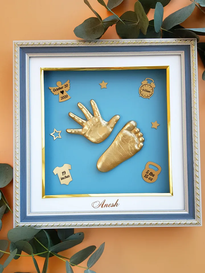 Figures with the baby's data. The child's DOB. Personalized figurines.