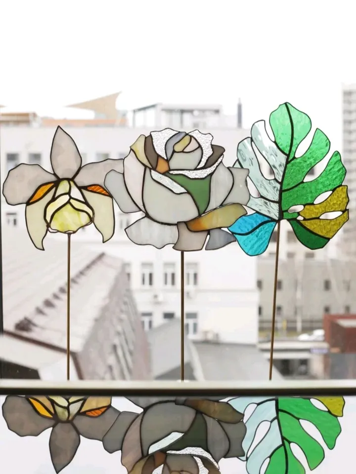 White Rose on Stand, Stained glass on stands, Tiffany Stained Glass, White Rose Stained Glass Sculpture, Stained Glass Rose on a Stand, White Rose Glass Flower, Handmade Glass Rose Art, White Rose on Brass and Stone Base, Elegant Rose in Art Glass