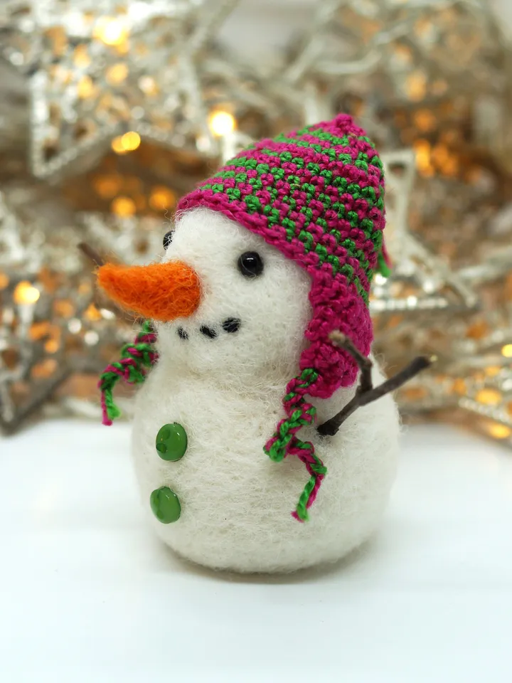 Needle felted snowman, Christmas gift, decoration, snowman in a hat, made to order