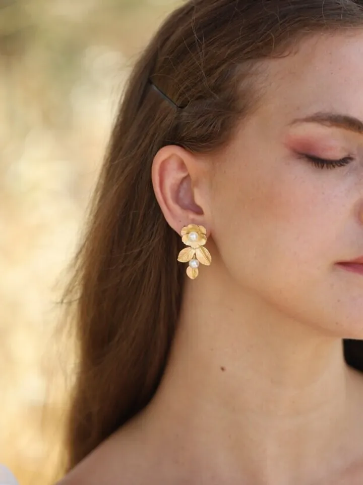 Boho Wedding Earrings, Flower Bridal Earrings, Floral Statement Wedding Earrings, Pearl Bridal Jewelry, Vintage Statement Wedding Jewelry